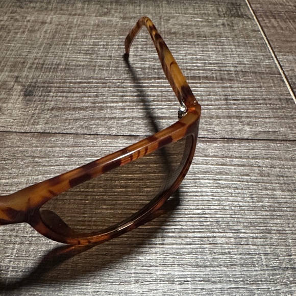 Vintage Liz Claiborne Brown Tortoise Sunglasses main image 10